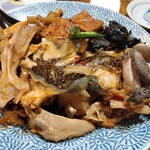 晴れたり曇ったり - 鯛のアラ炊き。来店してすぐ大好きな店員さんからお勧め。時間かかるから注文入れておくねと一番にオーダーされたけど、到着は最後でした。この大きさなら確かに！味は言うこと無しの大満足でうまうまぁ～!!