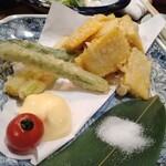 晴れたり曇ったり - アスパラとトウモロコシの天ぷら。本日のトウモロコシは甘くてとても美味しかった！