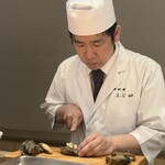 御料理 ふじ田 - 大将が鮑をカット