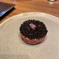 焼肉うしごろ 新宿三丁目店 - 牛肉のたたきとキャビア。トロのキャビアは、食べたことあるけど、こちらも相性抜群。