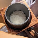 303485928 - ⑧「釜炊き 雪若丸のご飯と赤だし、自家製漬物」
