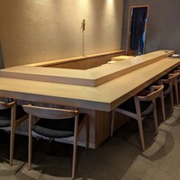 一座建立 - 店内カウンター席