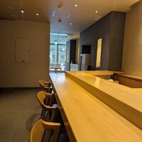 一座建立 - カウンター席から表の通りを見た様子