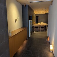 一座建立 - お店入口から見える店内カウンター席