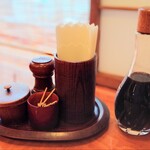 ぽん多本家 - テーブル調味料は、和辛子、食塩、ソース