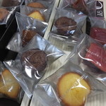 アンリシャルパンティエ - プティ・ガトー・アソルティ 18コ入り：1620円（税込）
