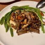 303491371 - フランス産キノコのソテーとアスパラソバージュ