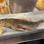 ニューロバタ カタナ食堂 - ハッピーアワーでお得に食べれた大イワシの塩焼き