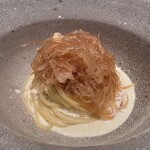 やまぐち - リングイネと同量？それ以上の量のたっぷりの葦切鮫鱶鰭でした。ジャクジャクとした食感、美味しいソースを含んだリングイネと渾然一体で今までいただいたフカヒレで一番美味しい食べ方だと感じました。