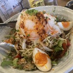 たき火炉端 雨やどり - 新人が作るサラダ