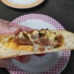 パン工房 麦の里 - 照焼きチキンエッグ(断面)