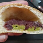 パン工房 麦の里 - 抹茶クリーム粒あん(断面)