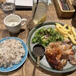 ブラッスリー ムー - 塩麹に漬け込んだ鶏もも肉のロースト　ランチセット＆ドリンク付きで1,250円