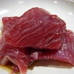 魚 しんのすけ - 色鮮やかなほほ肉です。美味しそうですね～。これも少し醤油で下味が漬けられています。では、焼いていきましょうか。