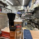 麺屋7.5Hz - 明るく清潔な厨房内