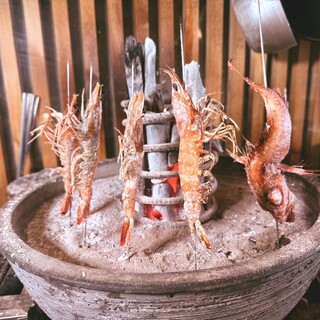 外はパリッと、中はジューシー。旨味凝縮の「原始焼き」