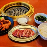 カルビ一丁 - MIXホルモンランチ(200g・1089円)と牛ロース(352円)。