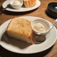 代官山カルネジーオ - セットのパンとディップのチーズ（サワークリーム？）