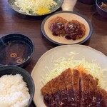 とんかつの山岡 - Wカツ！向こうにメンチカツ！