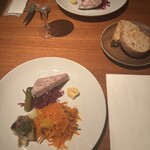 ルバーブ 大名古屋ビルヂング店 - 前菜プレートとパン　コースのパンはおかわりOK