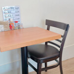 食堂オーツカ - 店内　テーブル席