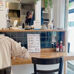 食堂オーツカ - 店内　カウンター席