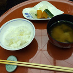 華鳳 - 新潟コシヒカリ
      
      止椀 越後の味噌仕立て
      
      香の物 三種盛り