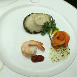 華鳳 - 蒸し鮑 黄身酢バター  サーモンフラワー バジルドレッシング 蒸し海老 カクテルソース 丸十 金箔 イタリアンパセリ