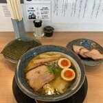 横浜淡麗らぁ麺 川上 - 特製塩らぁ麺+追加吊るし焼豚バラチャーシュー+追加海苔