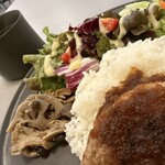 かっちゃんがみんなの健康を考えて作る料理店 - ランチプレートC 
　自家製麹豆腐ハンバーグ
