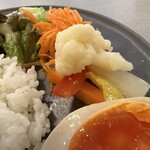 かっちゃんがみんなの健康を考えて作る料理店 - 野菜サラダ
　自家製発酵調味料で作った惣菜4品