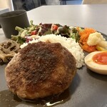 かっちゃんがみんなの健康を考えて作る料理店 - ランチプレートC 
　自家製麹豆腐ハンバーグ