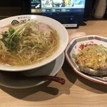 王神 - 料理写真:チャーシュー麺（塩）・半チャーハン・味ネギトッピング