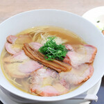 303531607 - 黄金スープの中華そば＋オリーブ豚の窯焼きチャーシュー