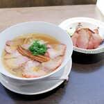 303531677 - 黄金スープの中華そば＋オリーブ豚の窯焼きチャーシュー、オリーブ豚のチャーシューごはん