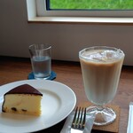 髙柳珈琲店 - チョコレート包みのチーズケーキ＆アイスカフェオレ