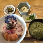 呼子活イカ 博多巻き串 燈 - 海鮮丼