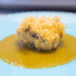 館山美食倶楽部 - 2025.6 鮑（あわび）蜂の巣揚げ ペルー黄色唐辛子アヒと中国発酵唐辛子入り肝ソース