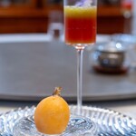 館山美食倶楽部 - 2025.6 枇杷アイス（種を刳り抜いてマスカルポーネ、カスタード、枇杷の果肉を詰めて）、すいかゼリー（パッションフルーツを加えたすいかジュースと緑茶ジュレ）