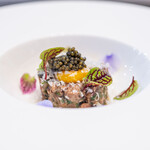 館山美食倶楽部 - 2025.6 館山産鹿ロースと秋田産コシアブラのタルタル仕立て キャヴィア うずら卵黄