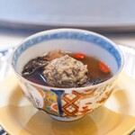 館山美食倶楽部 - 2025.6 香茸と鹿の薬膳スープ（長野産干し香茸、鹿の獅子頭、鹿ロース筋のコンソメ、棗、クコの実）