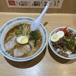 桂花ラーメン 新宿末広店 - 