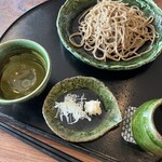 吟八亭 やざ和 - 手碾き田舎せいろ　こちらの薬味は葱に辛味大根