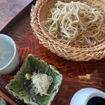 吟八亭 やざ和 - せいろそば　こちらの薬味は葱にわさび