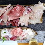 海路 - 上が私の刺身、下が普通サイズ