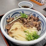 本格手打うどん おか泉 - 相方の牛肉トッピングうどん。