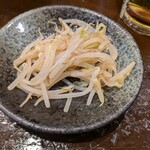 粉ひで - お通しはもやしナムル。