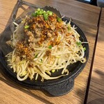 大衆酒場 博多 かつりき - 肉味噌もやし390円