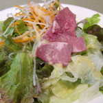 自家製タンのハムが乗っているサラダ