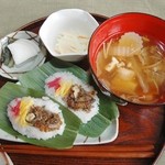 味蔵　月あかり - 『笹ずし定食』　飯山の郷土食「笹ずし」を定食で。笹ずし２枚に小鉢（いもなます）とお漬物、汁椀がつきます。　５００円